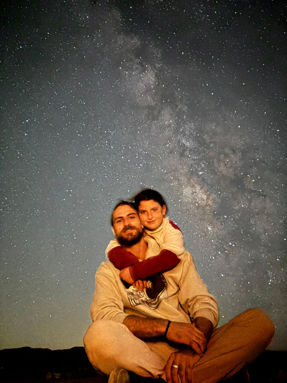 Suf abraza a un familiar bajo un cielo estrellado