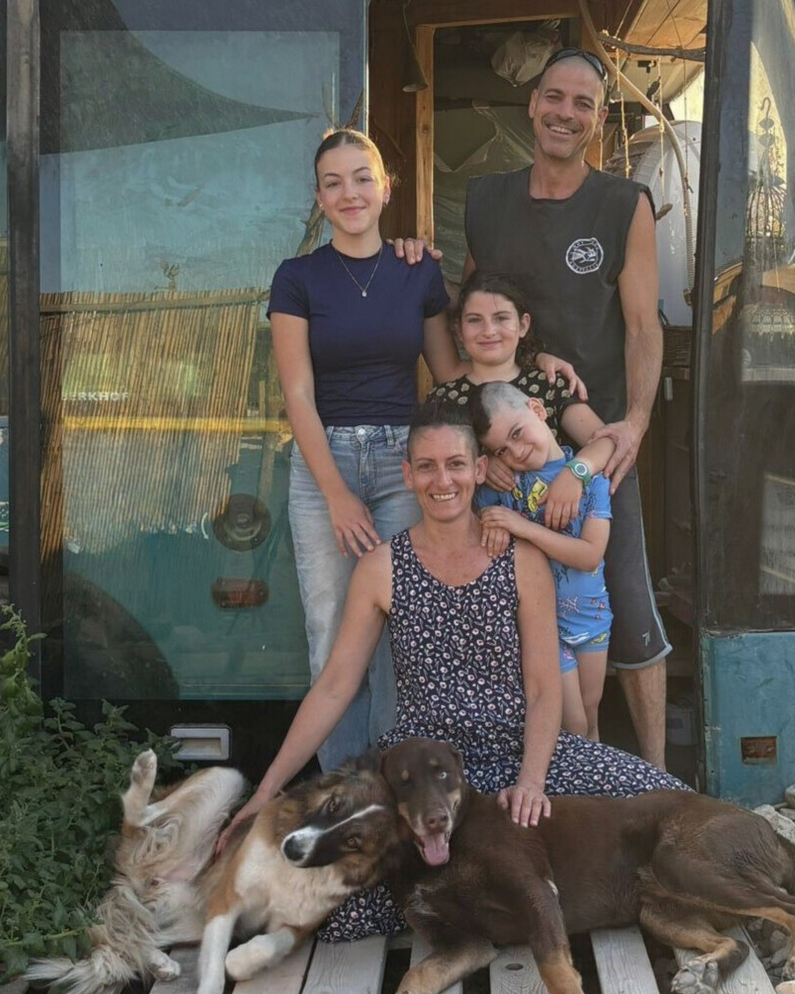 Hadas y Saar con Suf, Ayli y Liri, junto a sus perros