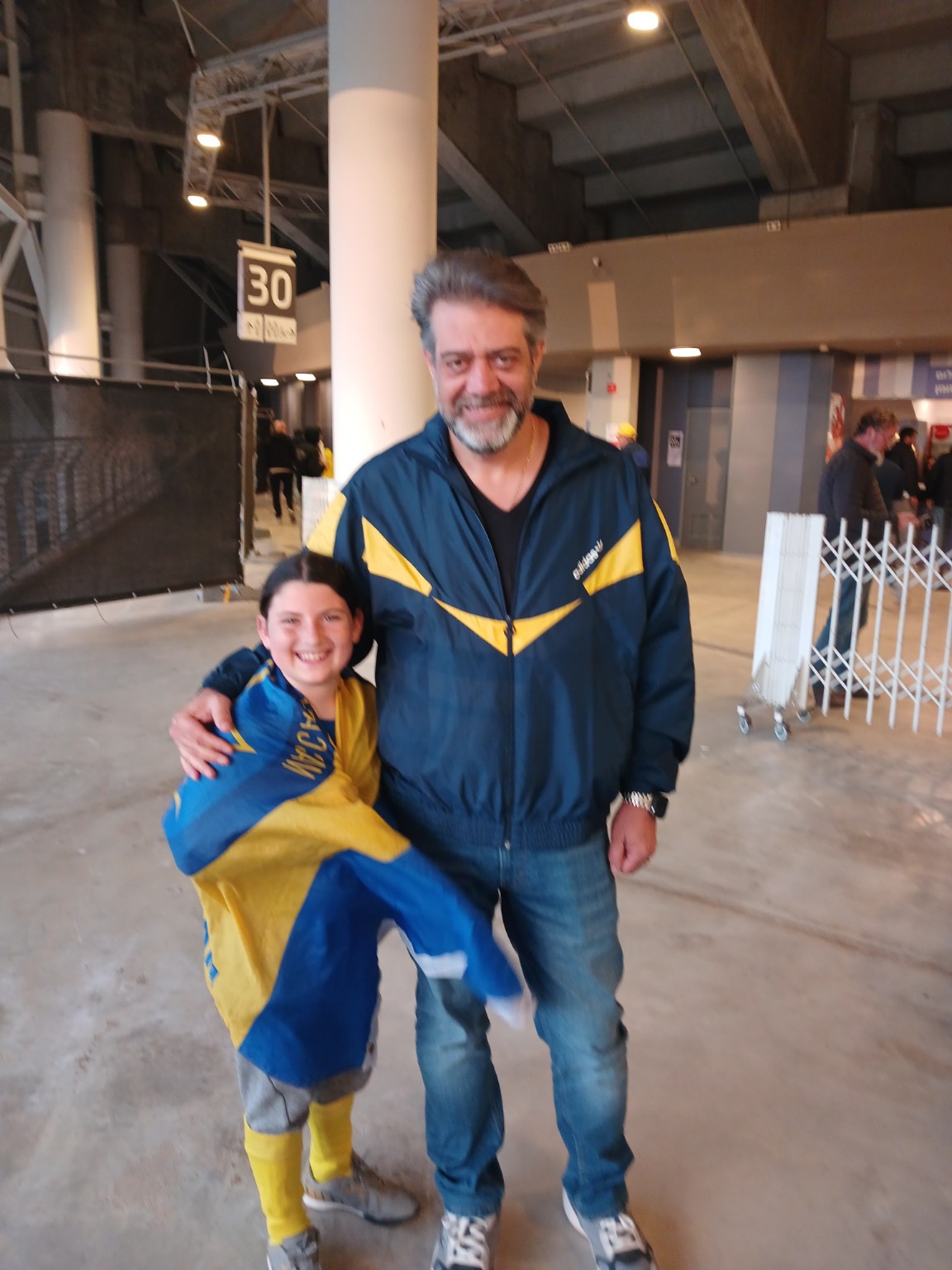 Suf con la bandera del Maccabi Tel Aviv junto a un familiar